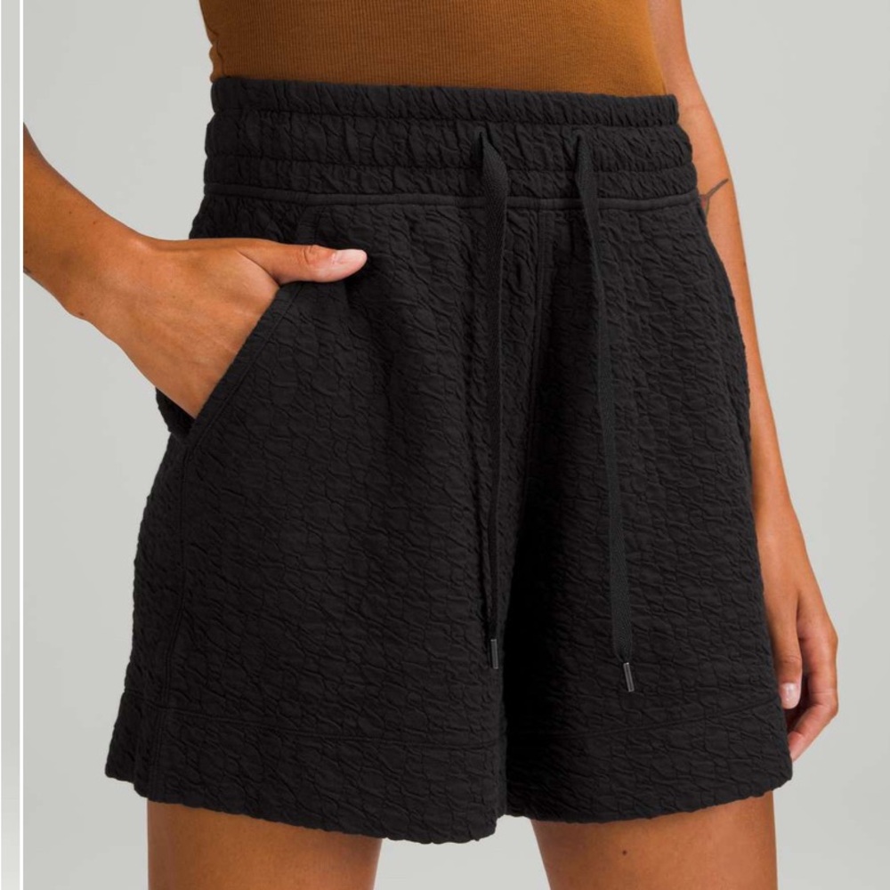 Lululemon Rippled Super-High-Rise Short 5"
Black Size 0
